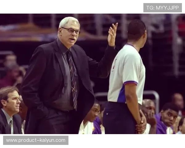 NBA举办圣诞大战社区活动，球员与球迷互动传递节日温暖